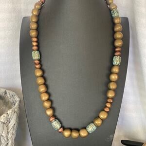 Vintage beaded, copper tone, necklace. Necklaces extends to approximately 28 in.